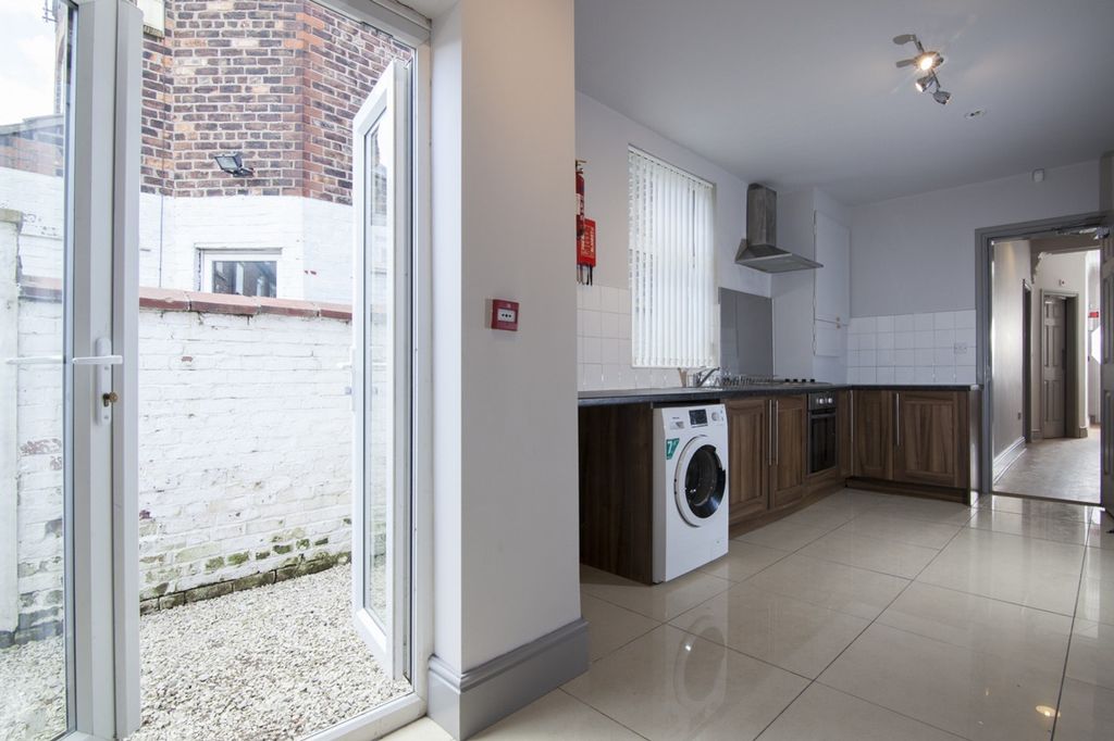 Property photo 2 of 7 A Modern And Spacious Kitchen Area With Ample Natu...