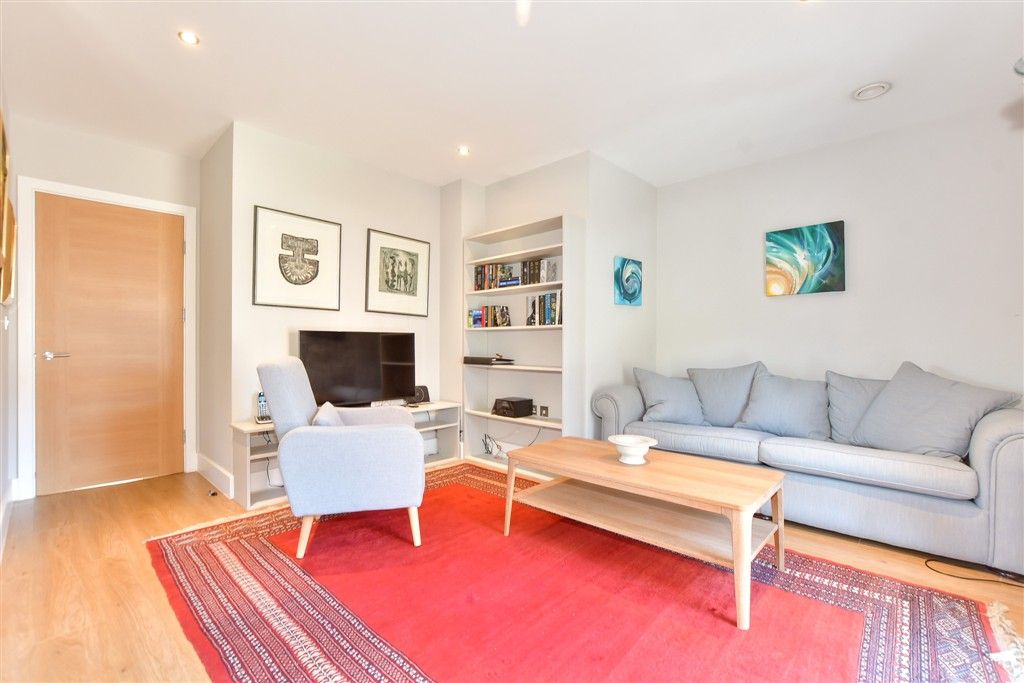 Property photo 3 of 8 Lounge