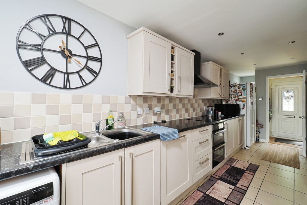 Property photo 3 of 17 Fitted Kitchen
