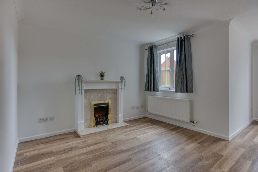 Property photo 3 of 24 Ewemove Taunton - Graham Way (21)