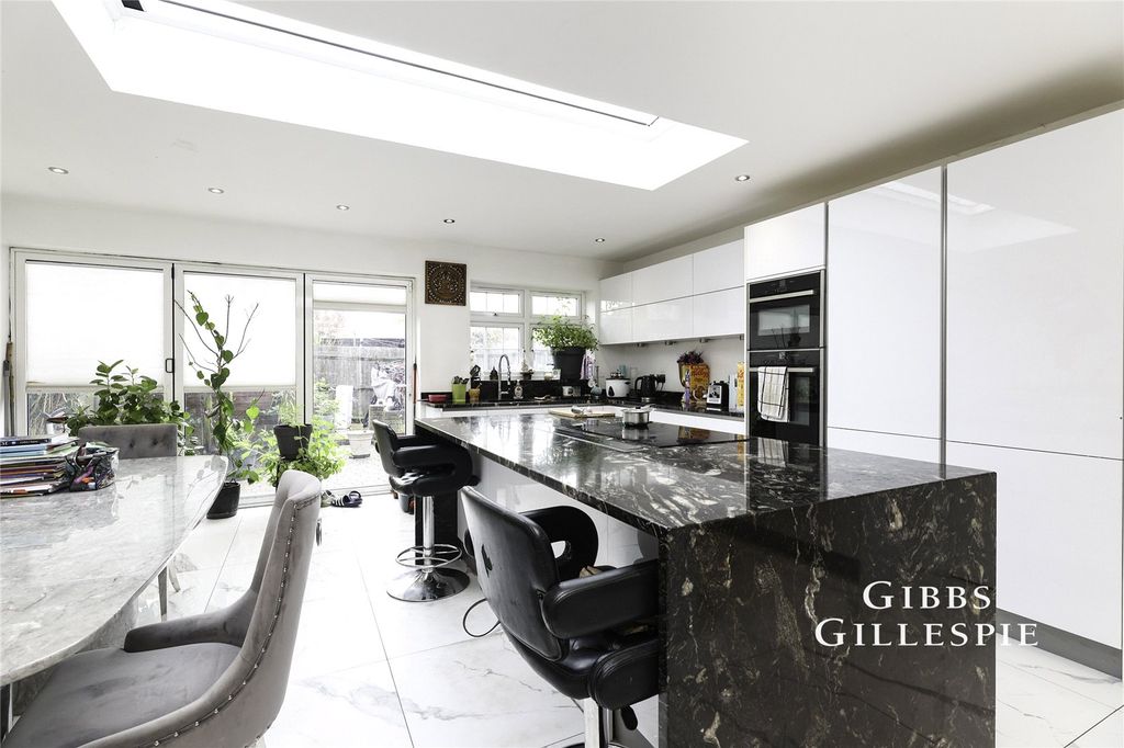 Property photo 1 of 18 Picture No. 05