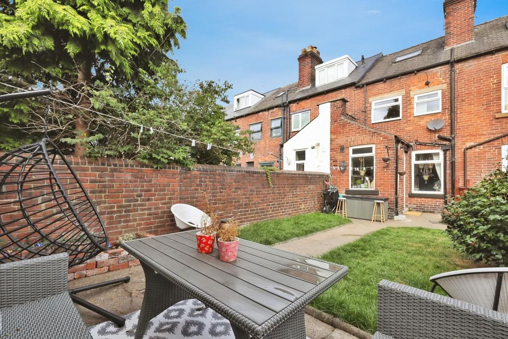 Property photo 2 of 18 Garden