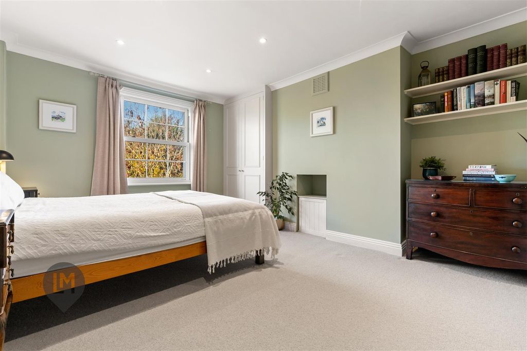 Property photo 3 of 8 Bedroom