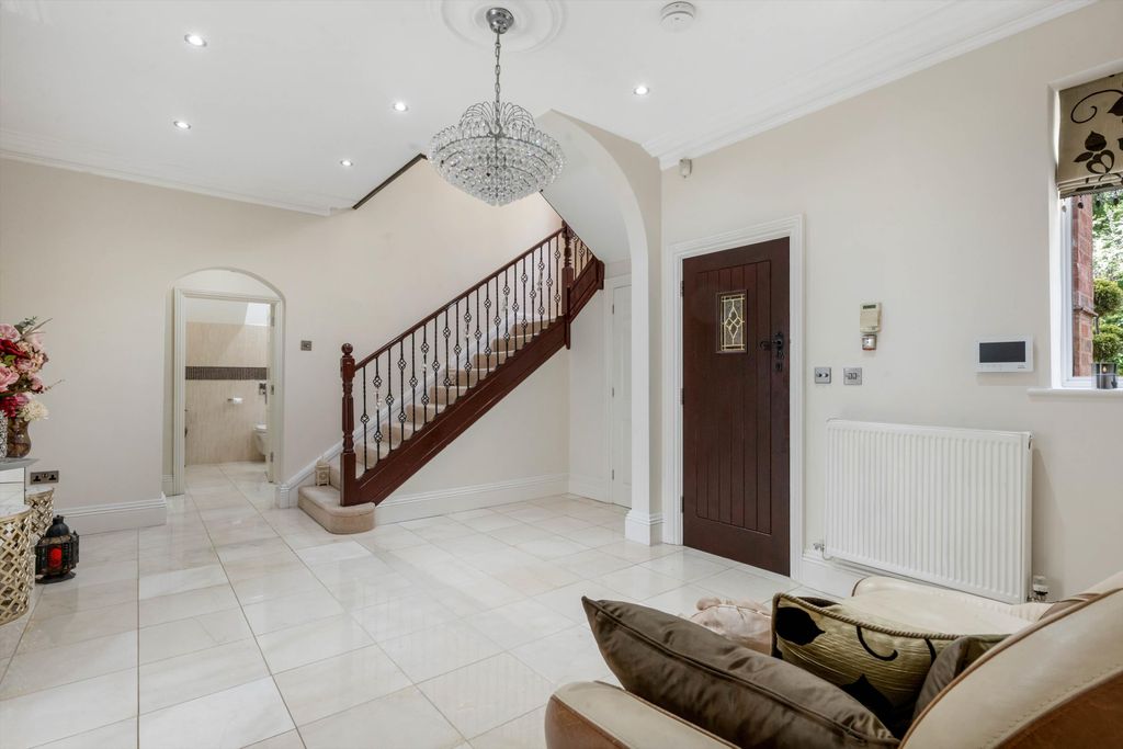 Property photo 3 of 37 Entrance Hall