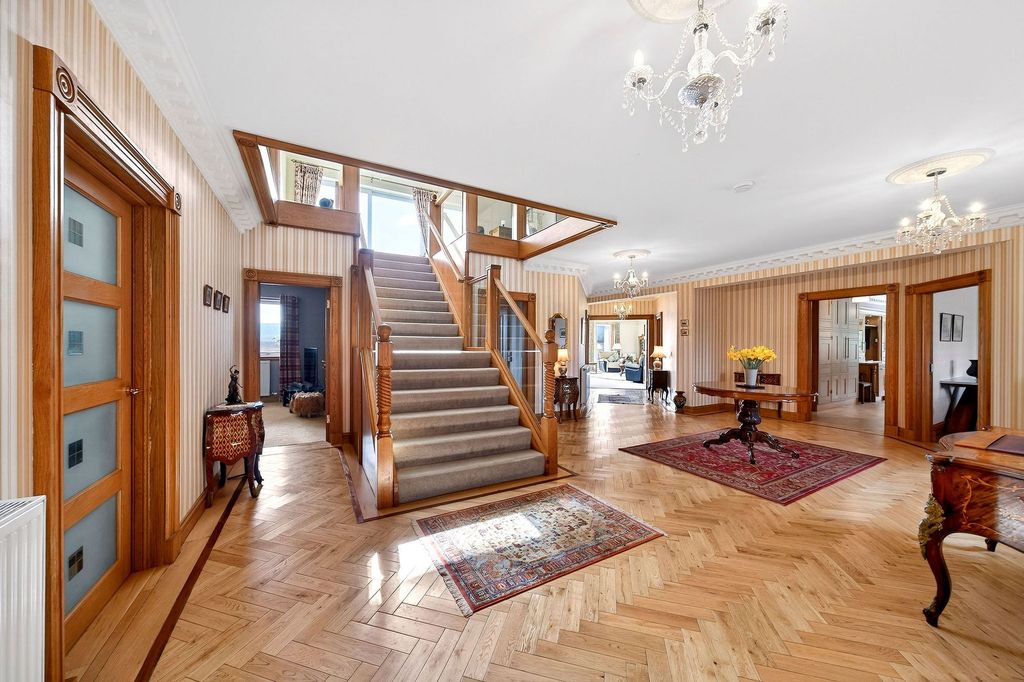 Property photo 2 of 140