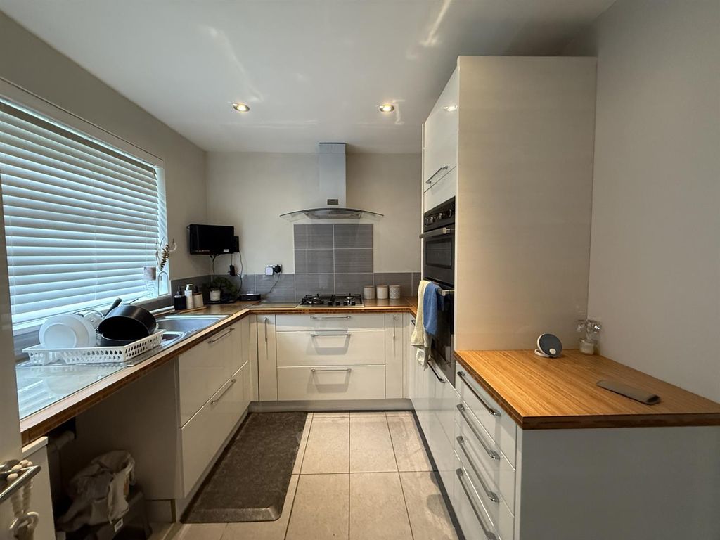 Property photo 2 of 10 Kitchen