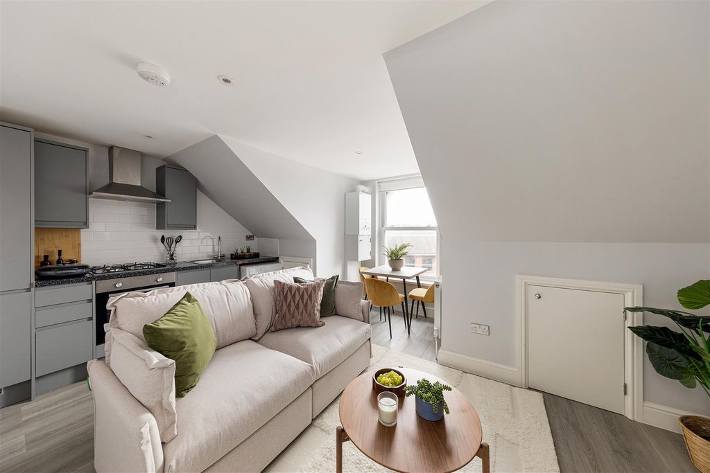 Property photo 1 of 23 Hoe Street, E17