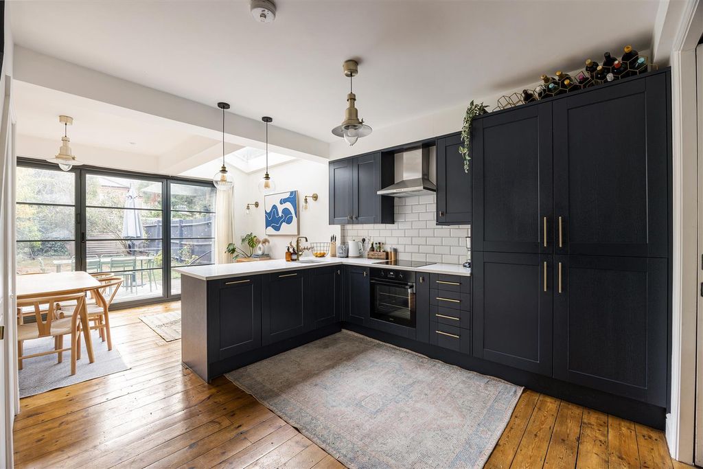 Property photo 3 of 41 Lloyd Road, E17