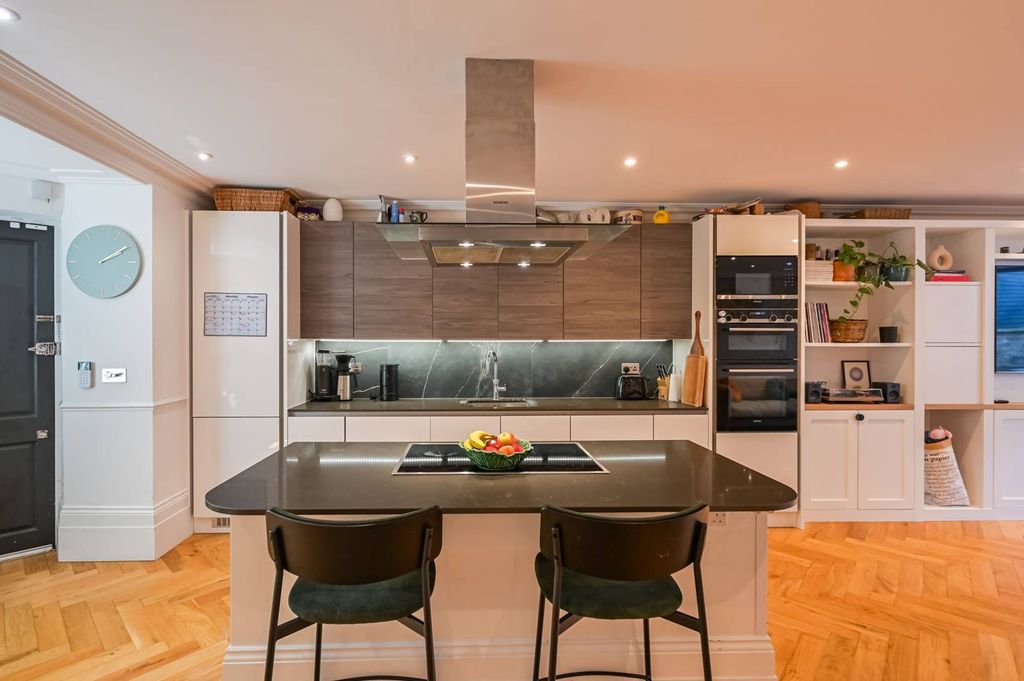 Property photo 3 of 27