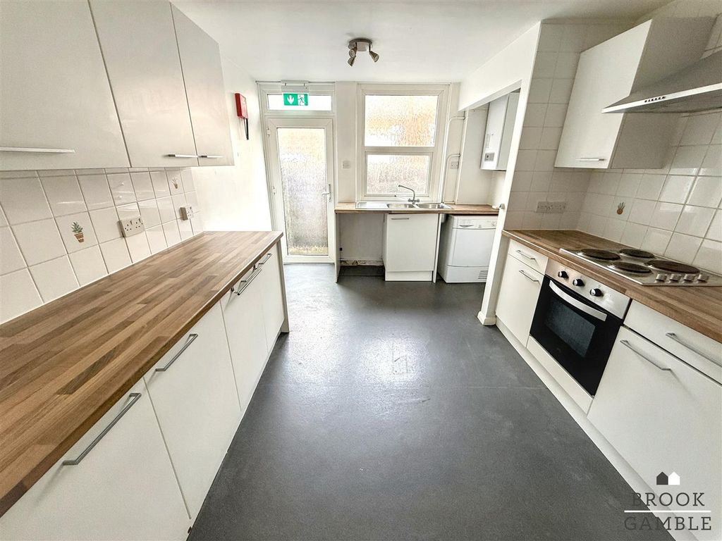 Property photo 3 of 11 01323 438506