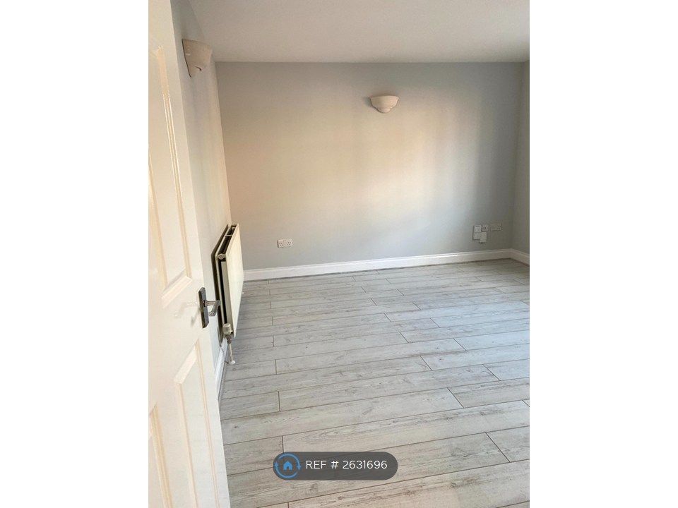Property photo 3 of 17 Living Room/Bedroom