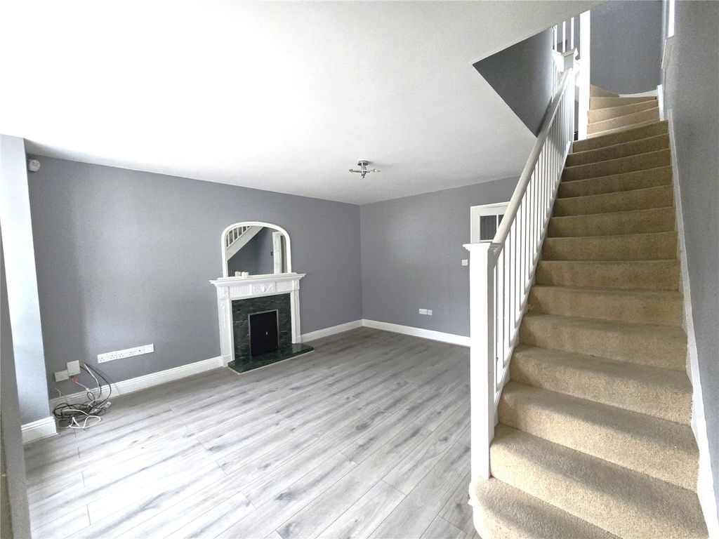 Property photo 3 of 19 Lounge