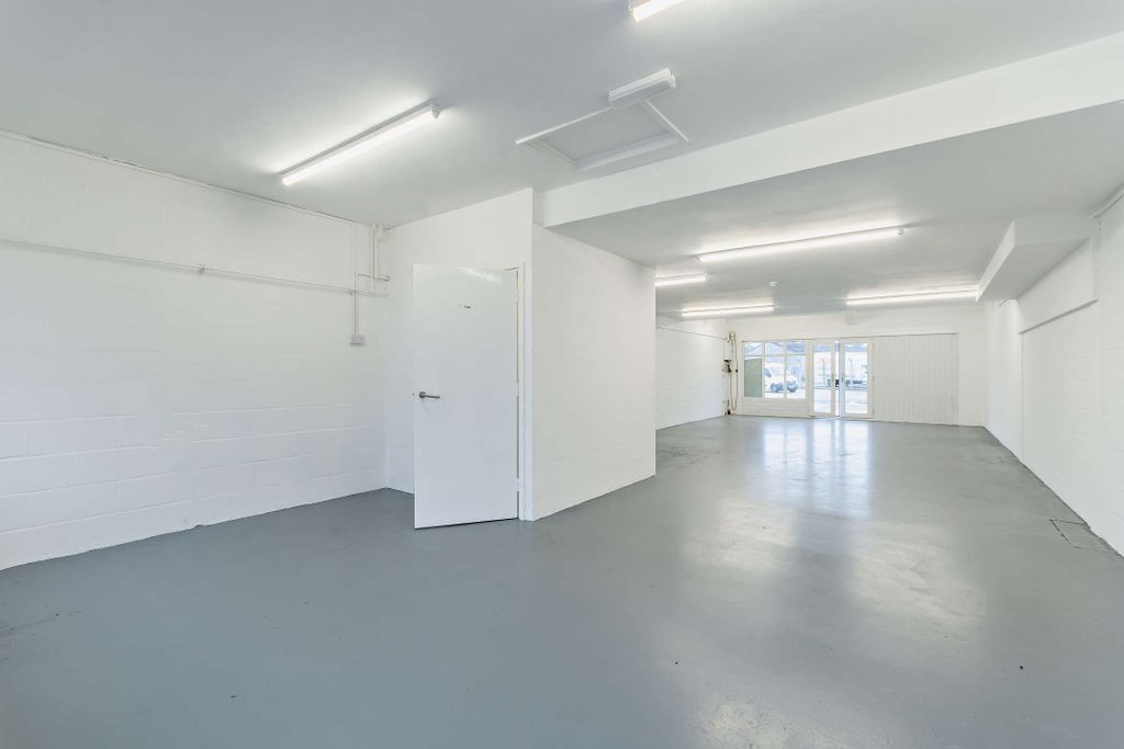 Property photo 3 of 14 8674948-Interior01-800