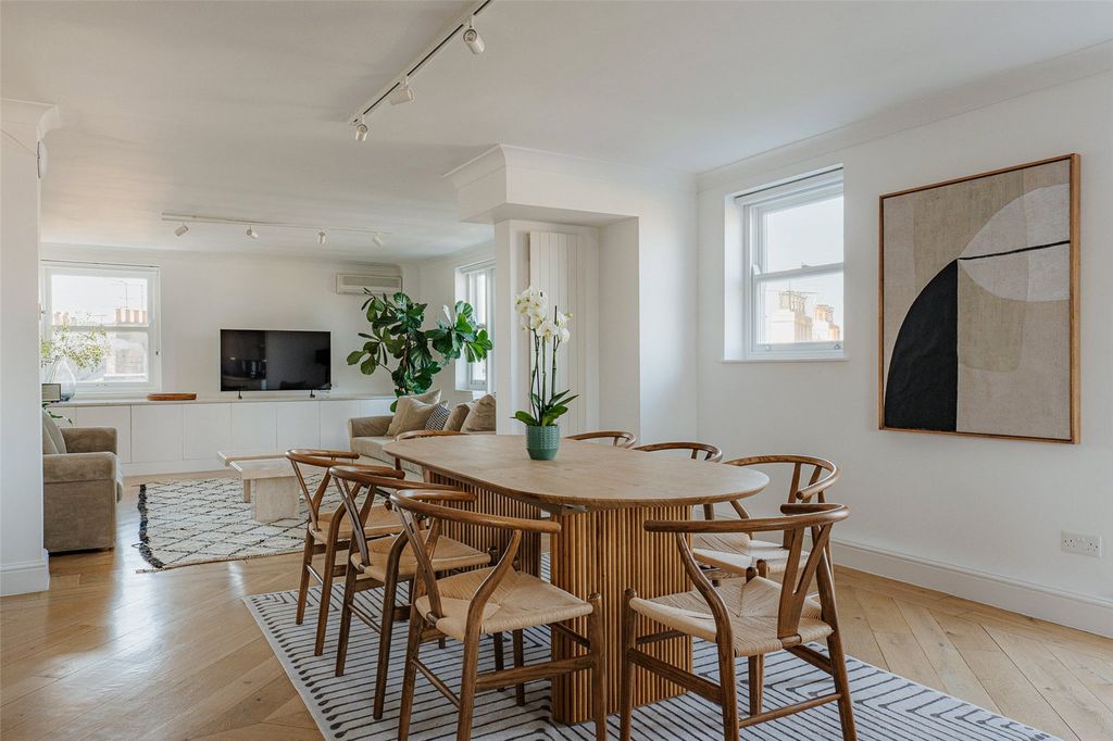 Property photo 3 of 27 Dining Space