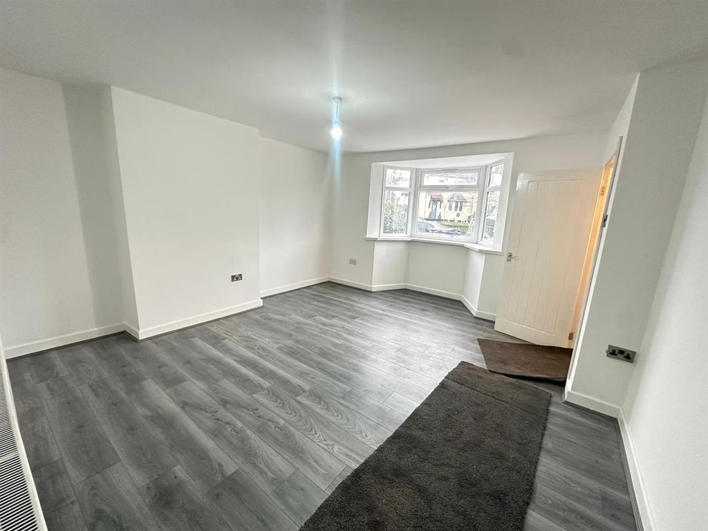 Property photo 2 of 11 22 Whitegreve-2.Jpg