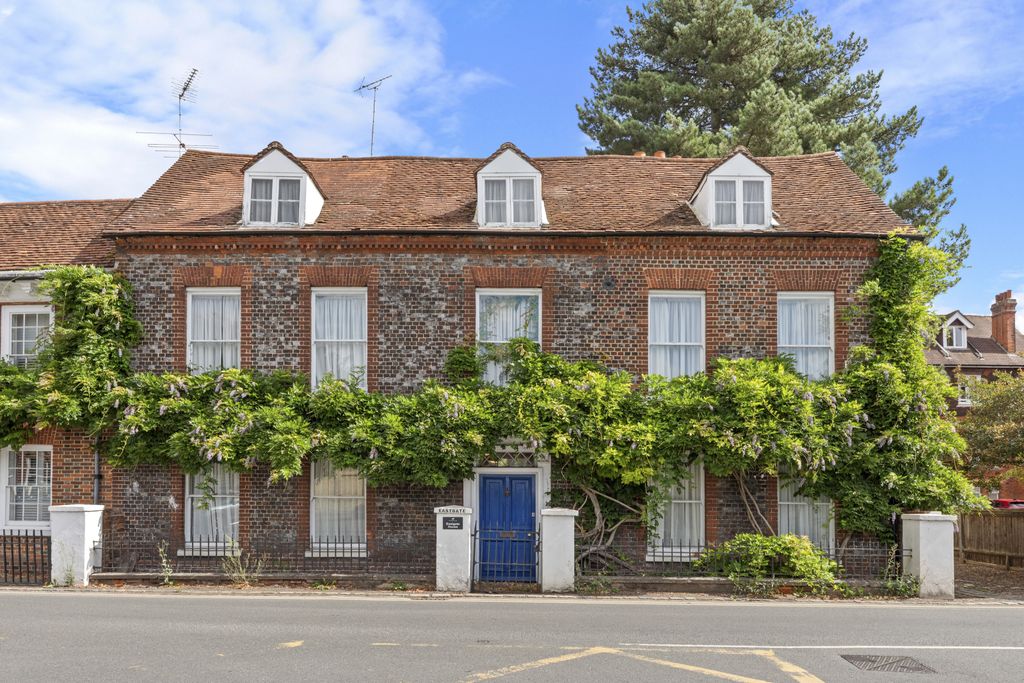 Property photo 1 of 23 5 Bedroom 4 Bathroom Period Character Home In The Heart Of Cookham