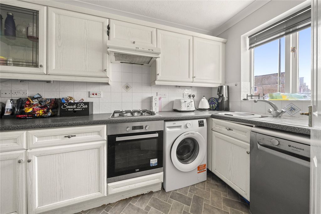 Property photo 3 of 9 Kitchen