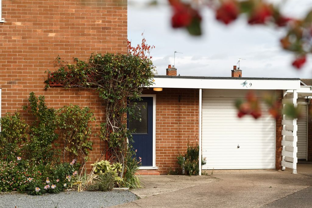 Property photo 3 of 41 Driveway