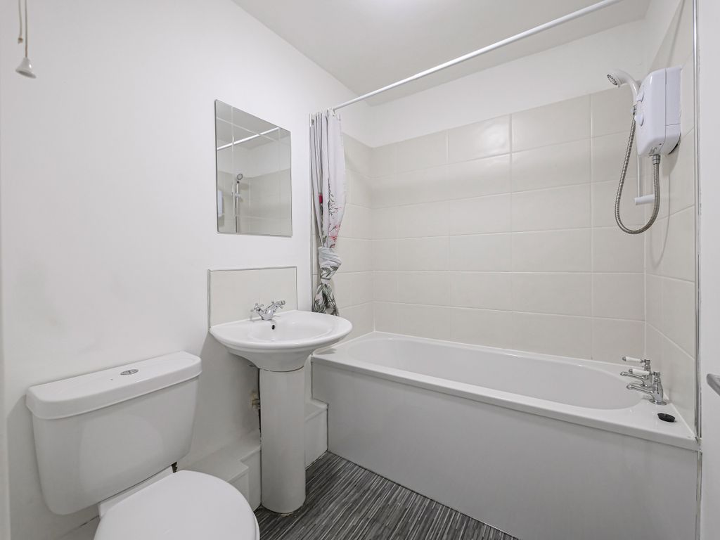 Property photo 3 of 10 Bathroom