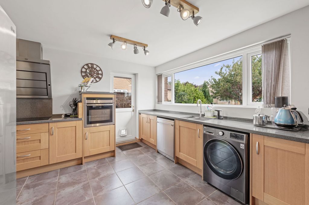 Property photo 2 of 28