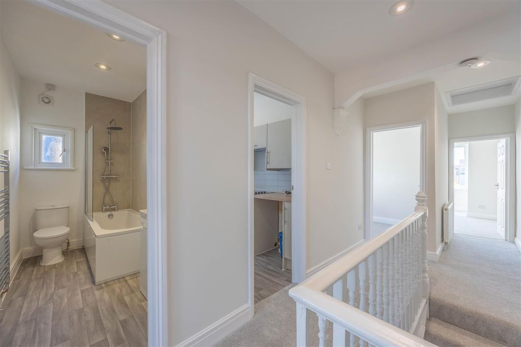 Property photo 2 of 11 Landing