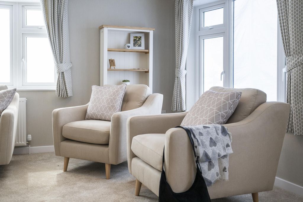 Property photo 3 of 31 Living Room