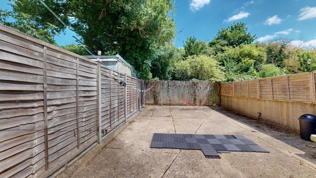 Property photo 2 of 15 Bright And Private Outdoor Garden Space With Ample...