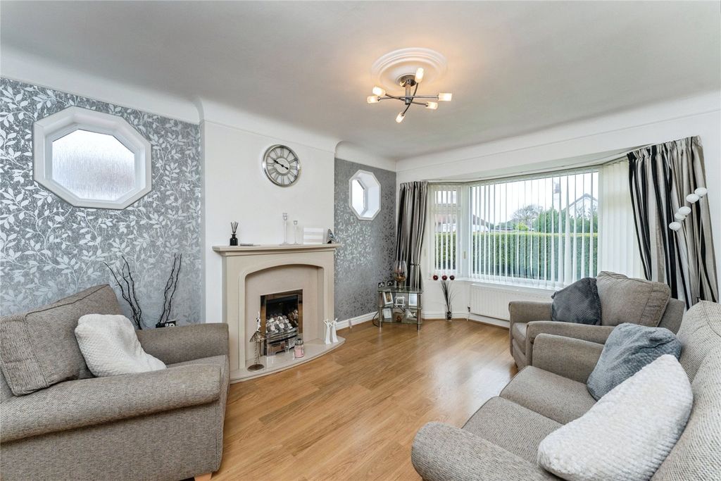 Property photo 2 of 17 Lounge