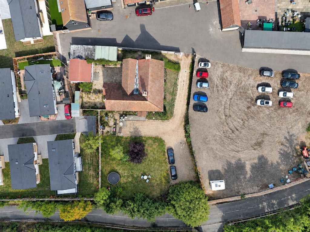 Property photo 2 of 35 4Bba5D3D-F2Ed-409B-96F4-673C419Eebbd.Png