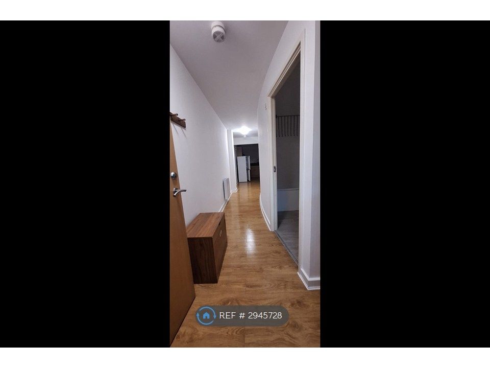 Property photo 3 of 8 Hallway