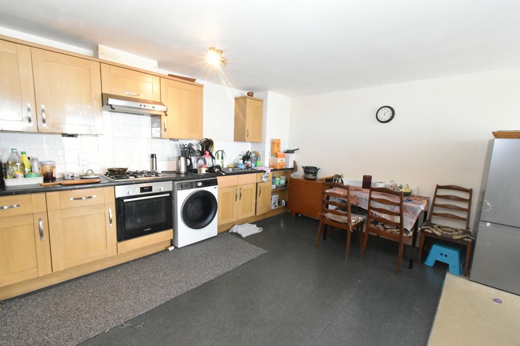 Property photo 1 of 14 Spacious 2-Bedroom Flat In Wembley With Long Lease - Reduced For Quick Let