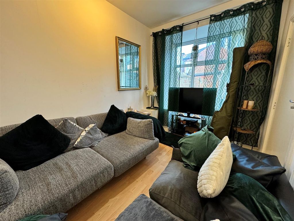 Property photo 1 of 8 Lounge