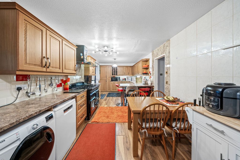 Property photo 3 of 27