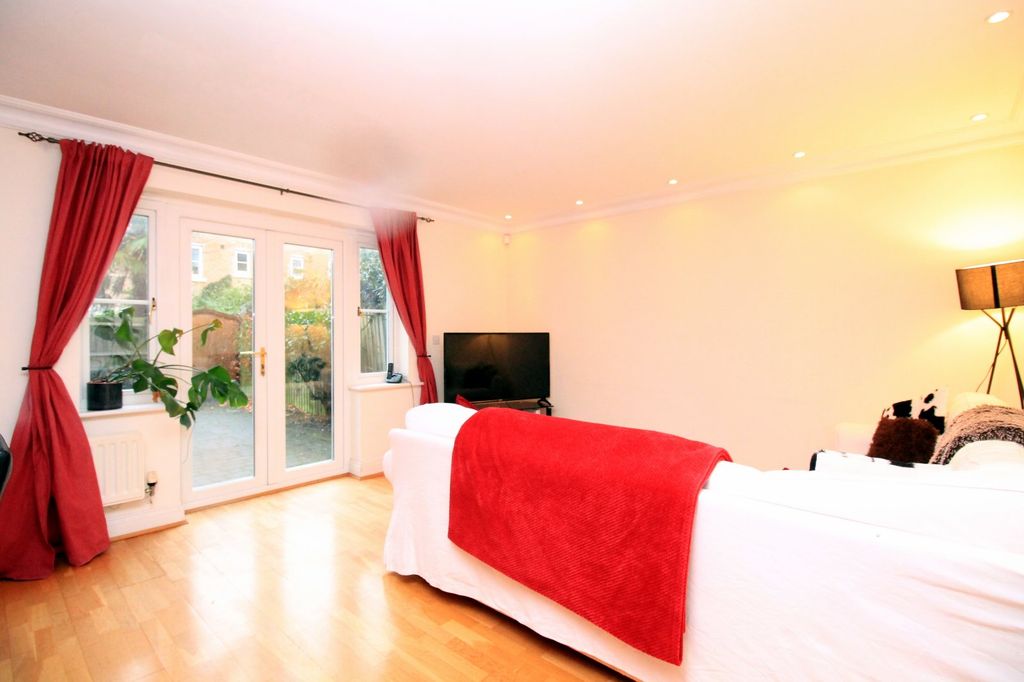 Property photo 3 of 8 Lounge