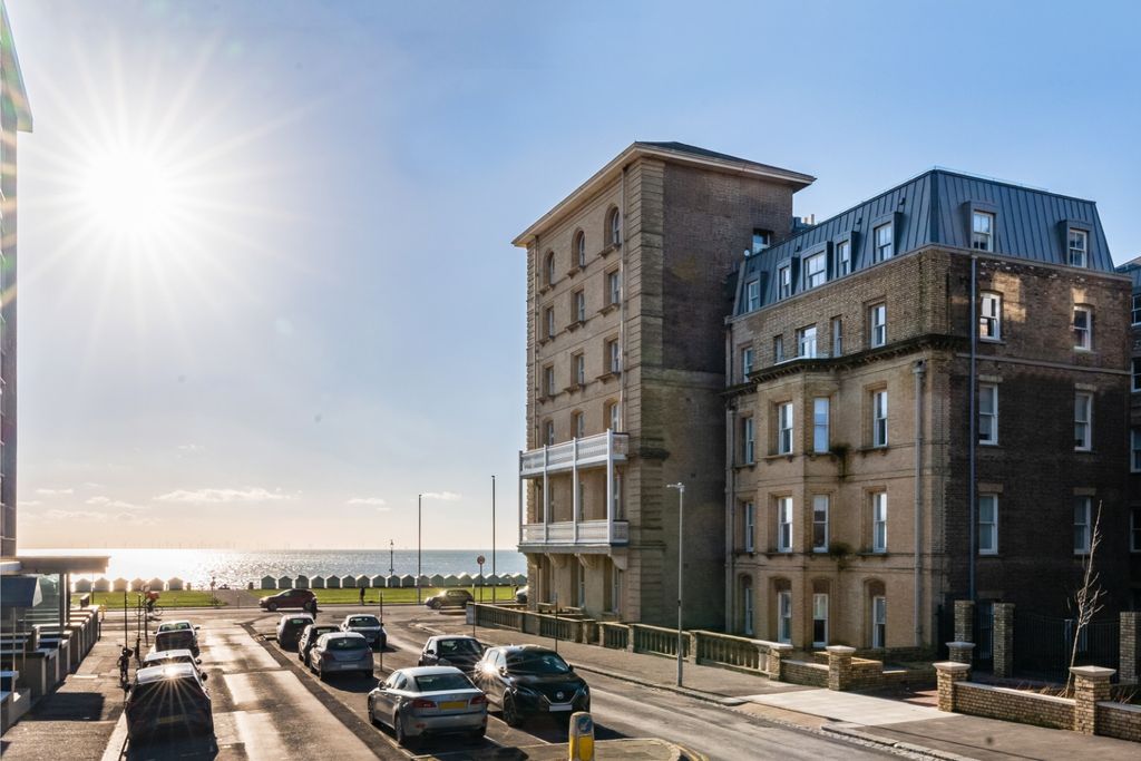 2 bed flat for saleKings House, Queens Gardens, Hove BN3