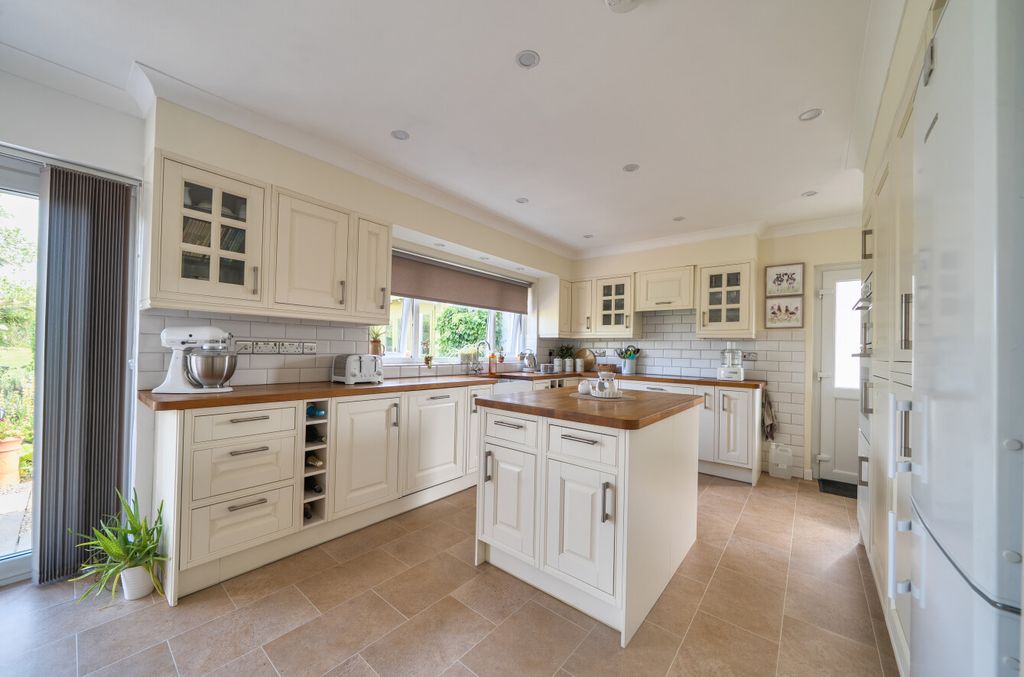 Property photo 2 of 30 Kitchen/Diner