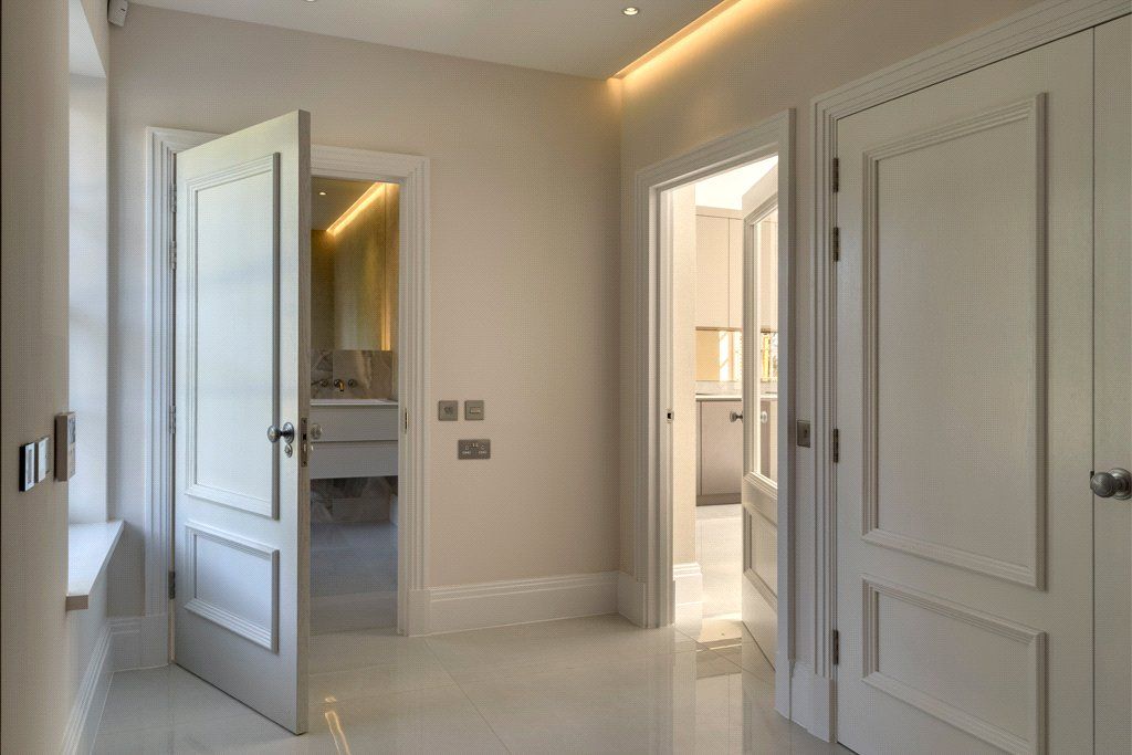 Property photo 3 of 20 Entrance Hallway