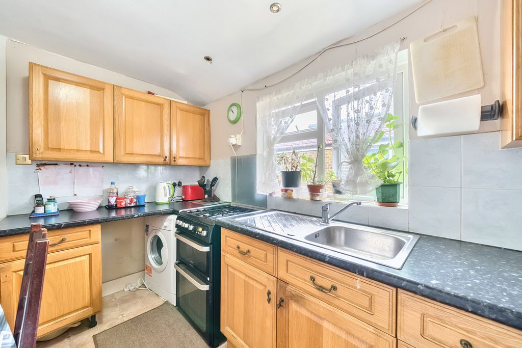 Property photo 3 of 11 Kitchen