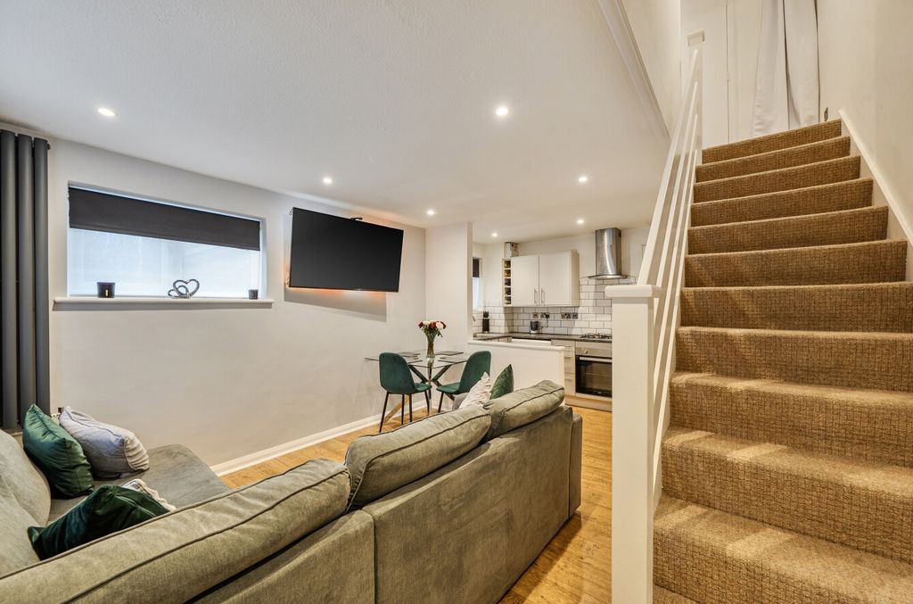 Property photo 2 of 15 1417160-8-6995dc2...