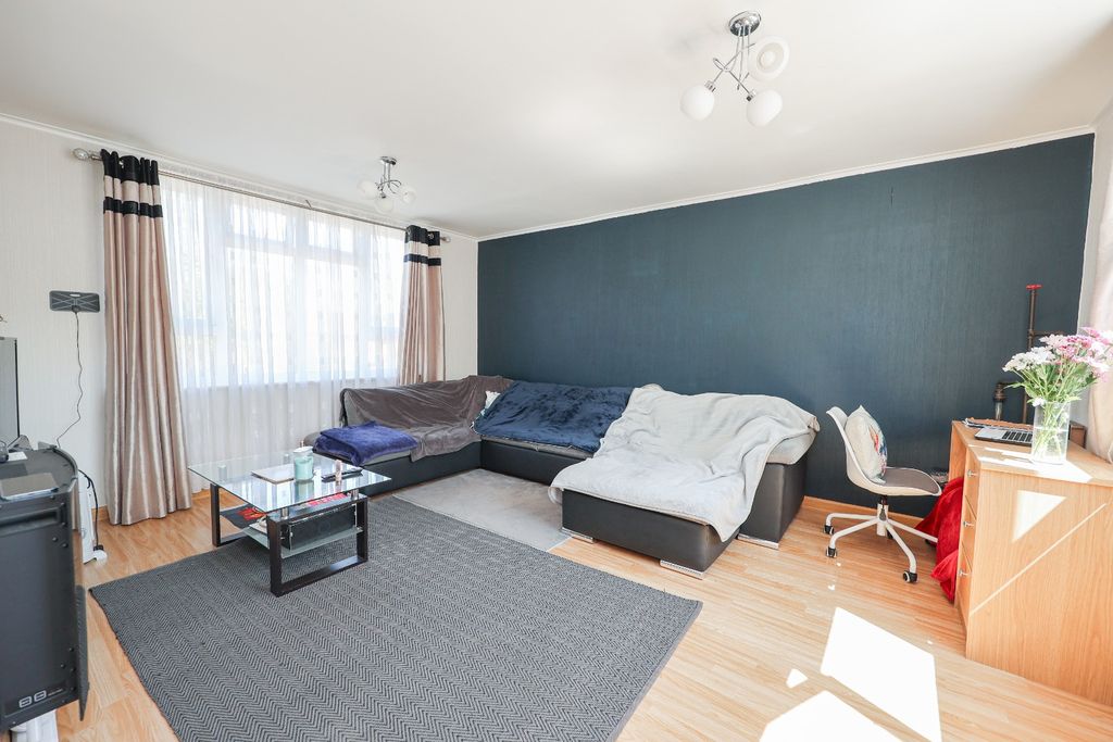 Property photo 2 of 15 4335041