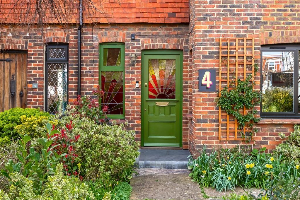 Property photo 1 of 27 Lansdowne Close_33.Jpg