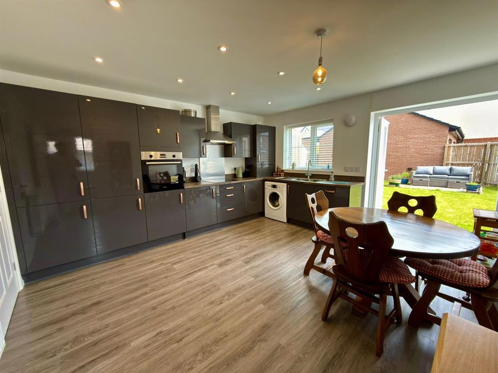 Property photo 2 of 18 Kitchen/Breakfast Room