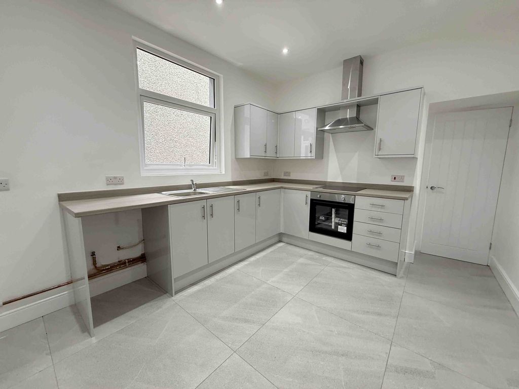 Property photo 3 of 13 Kitchen 1