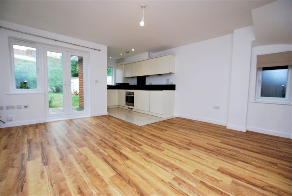 Property photo 3 of 12 Photo 03