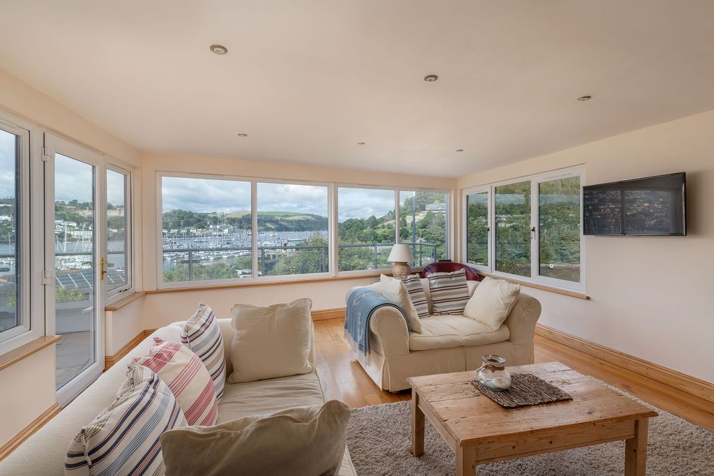 Property photo 2 of 10 2 Elm Cottages, Brixham Road, Kingswear, Living Area