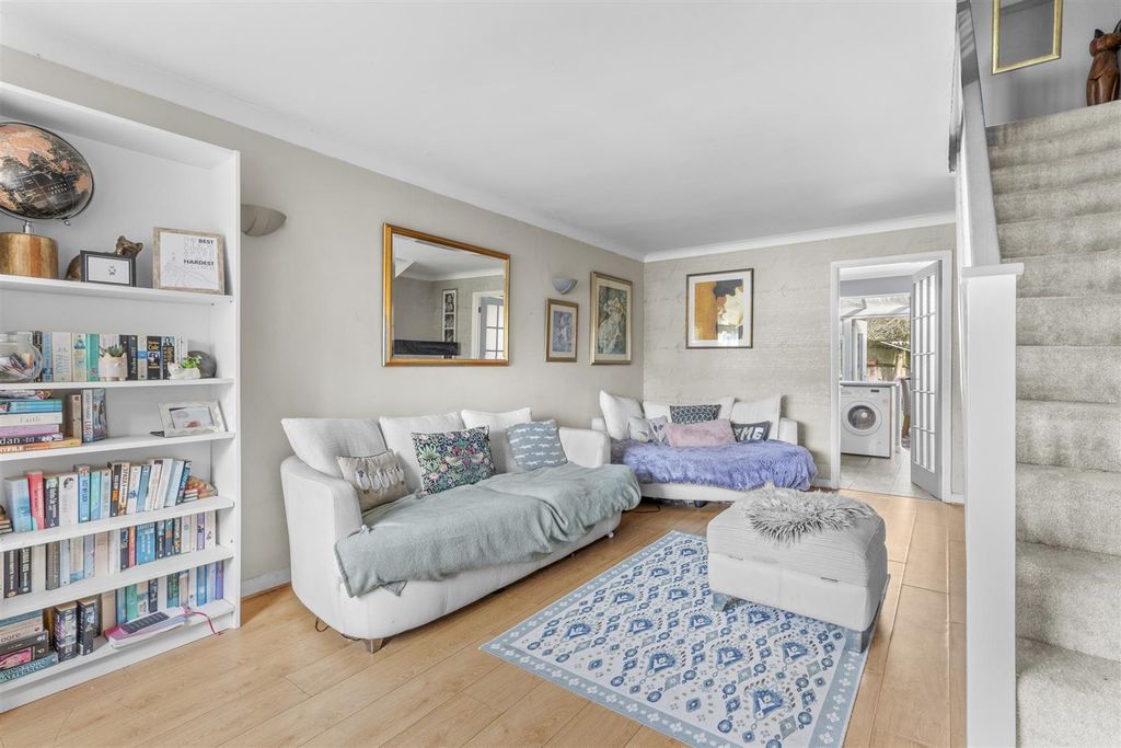 Property photo 3 of 15 42 Lansdowne Way, Hp11 1Tn-5.Jpg