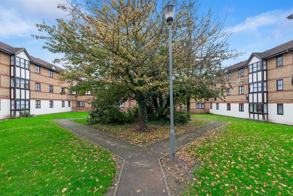 Property photo 2 of 9 Somerset Gardens 2.Jpg