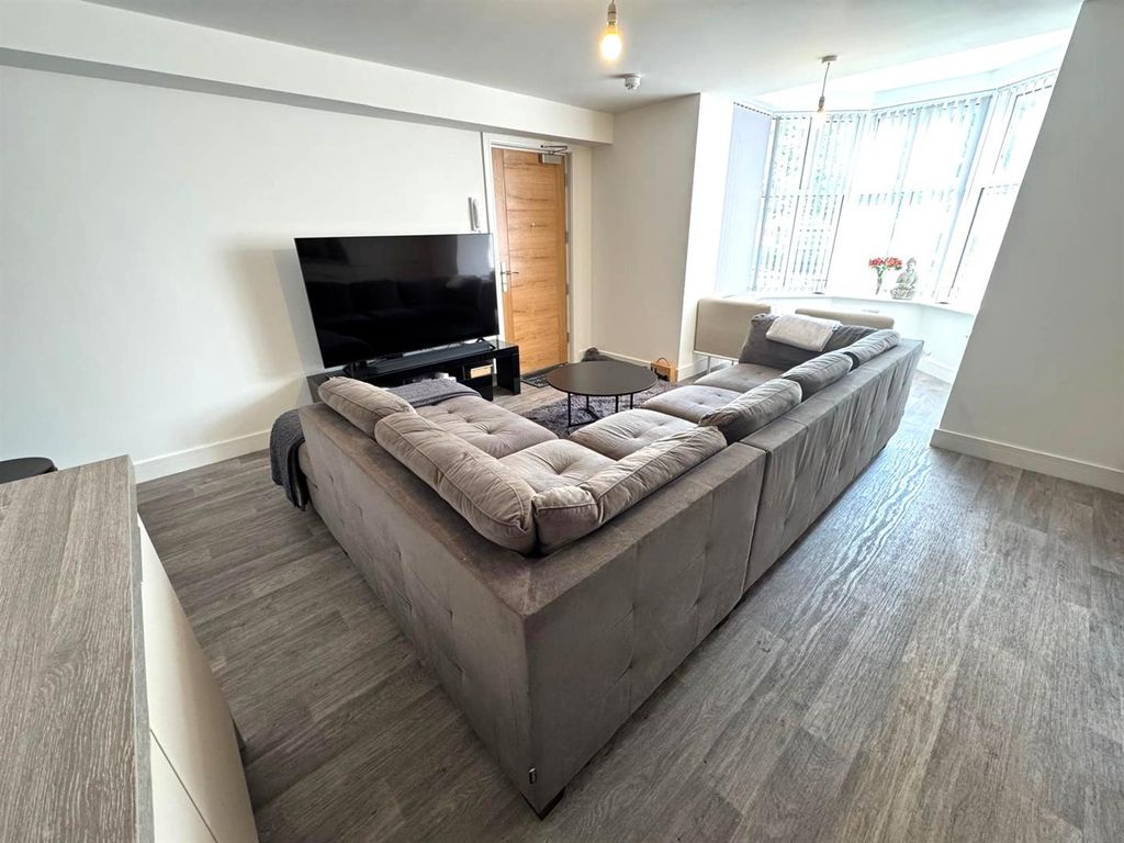 Property photo 3 of 8 Lounge 2