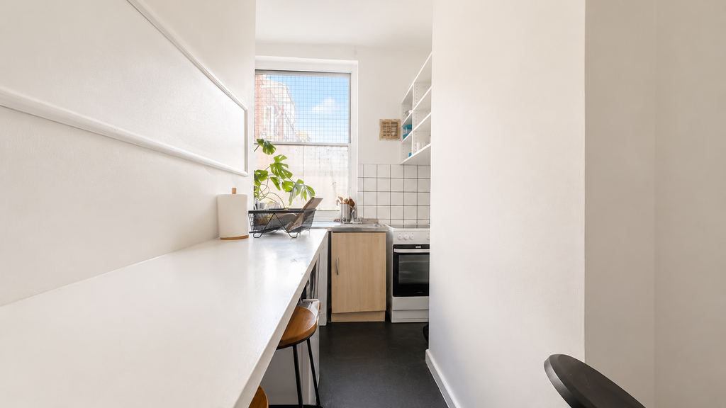 Property photo 3 of 7 Kitchen