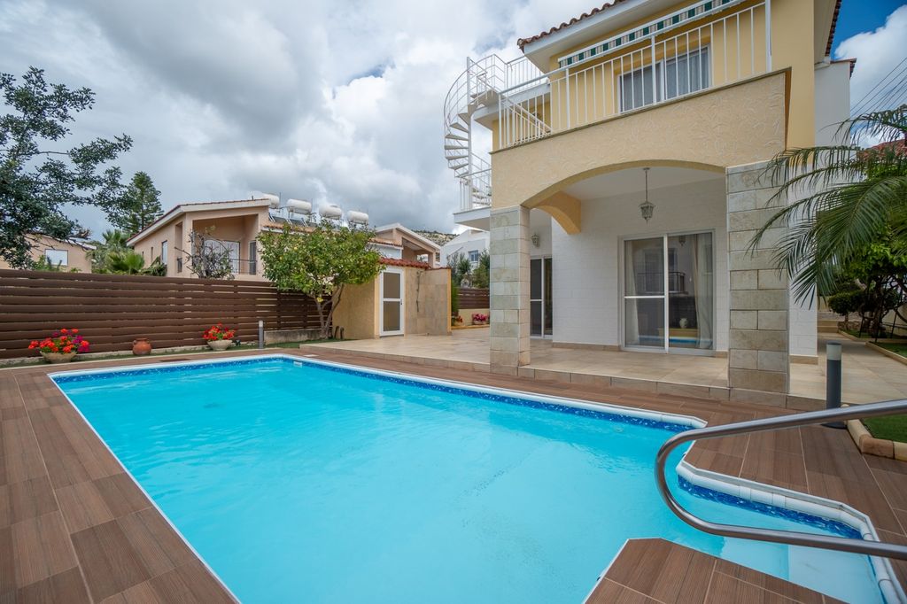 Property photo 1 of 32